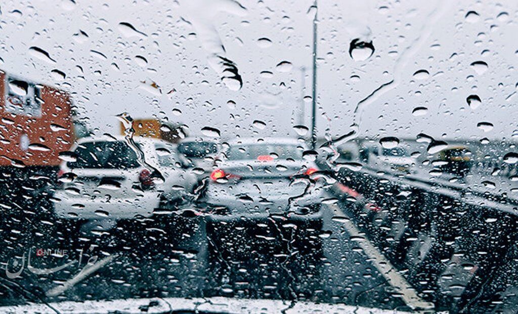 برخی جادههای خراسان رضوی لغزنده و بارانی است
