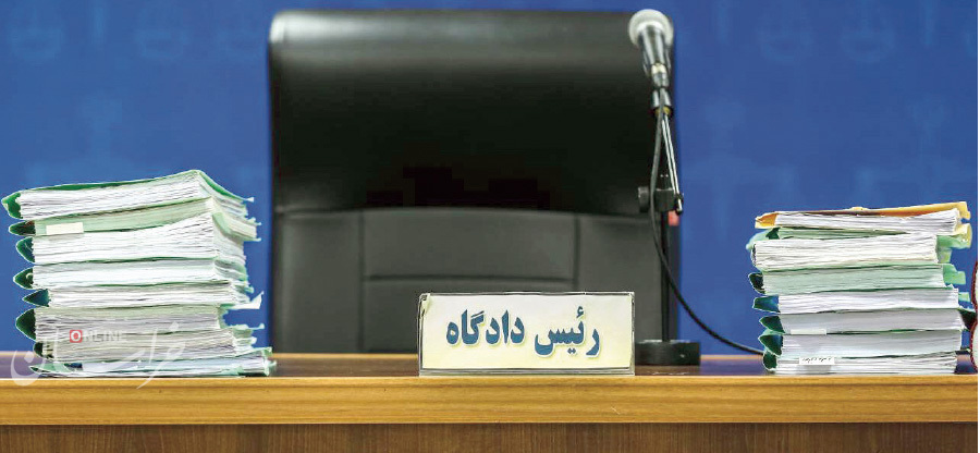 قاضی القضات علیه احکام تمسخر آمیز