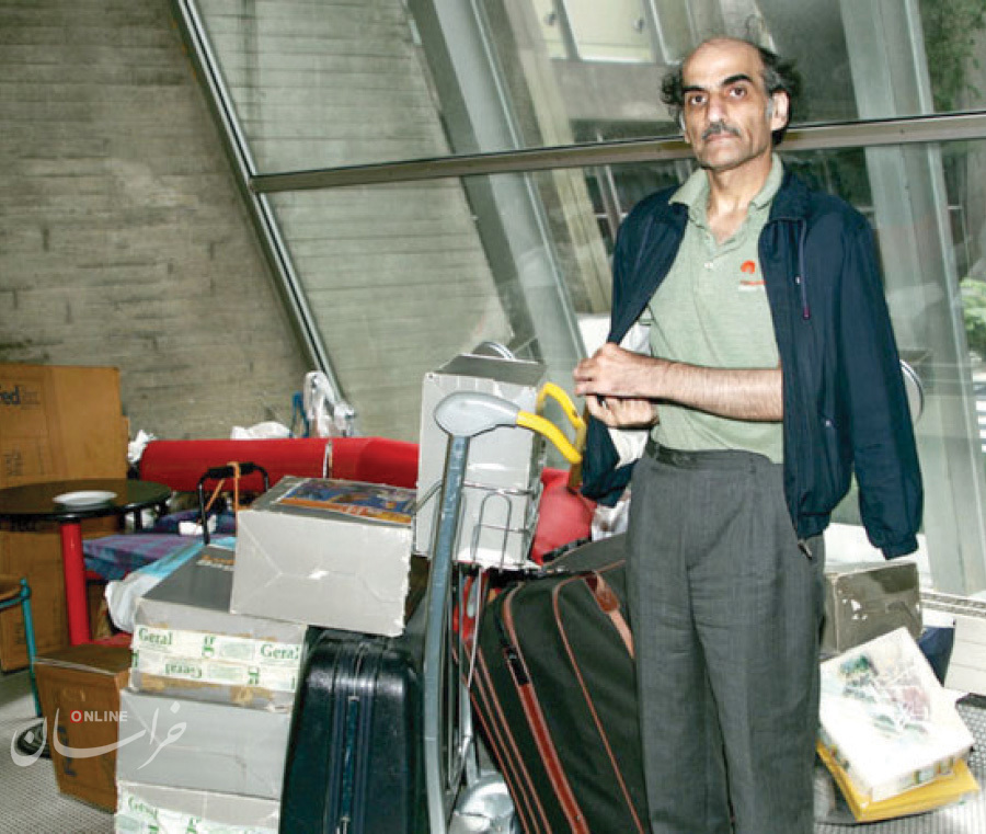۱۸ سال زندگی روی نیمکت فرودگاه
