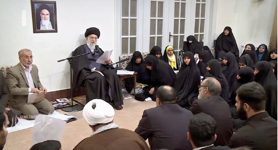 قاب صمیمانه از دیدار خانواده شهدای مدافع حرم با رهبر انقلاب