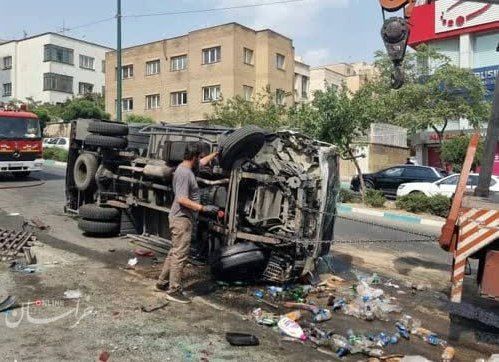 برخورد کامیونت نوشابه با ۱۲ خودرو حادثه ساز شد