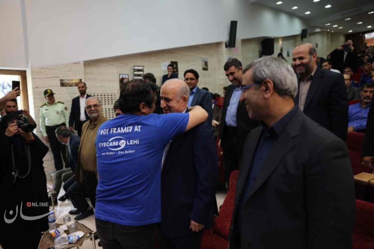ویدئوی لحظه آشتی خداداد عزیزی و مهدی تاج در مشهد